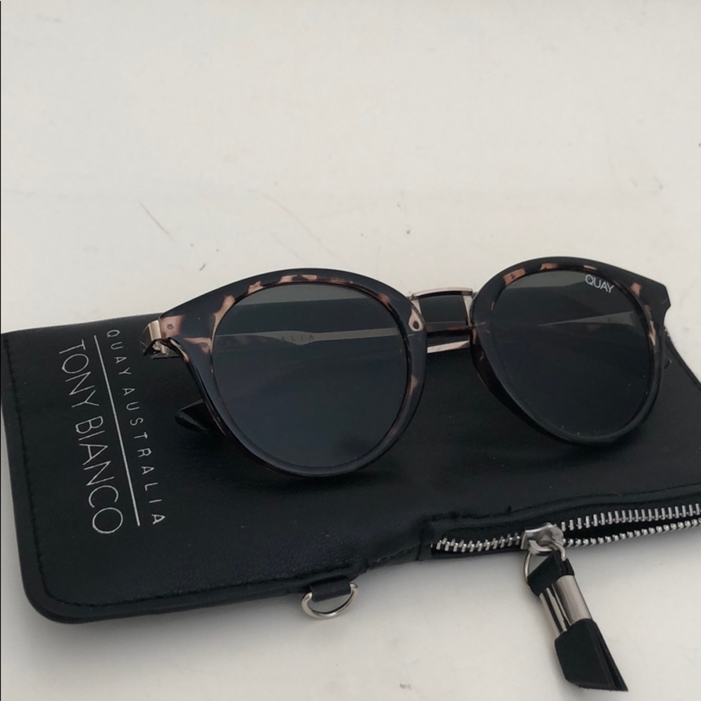 QUAY SUNGLASSES w/ CASE